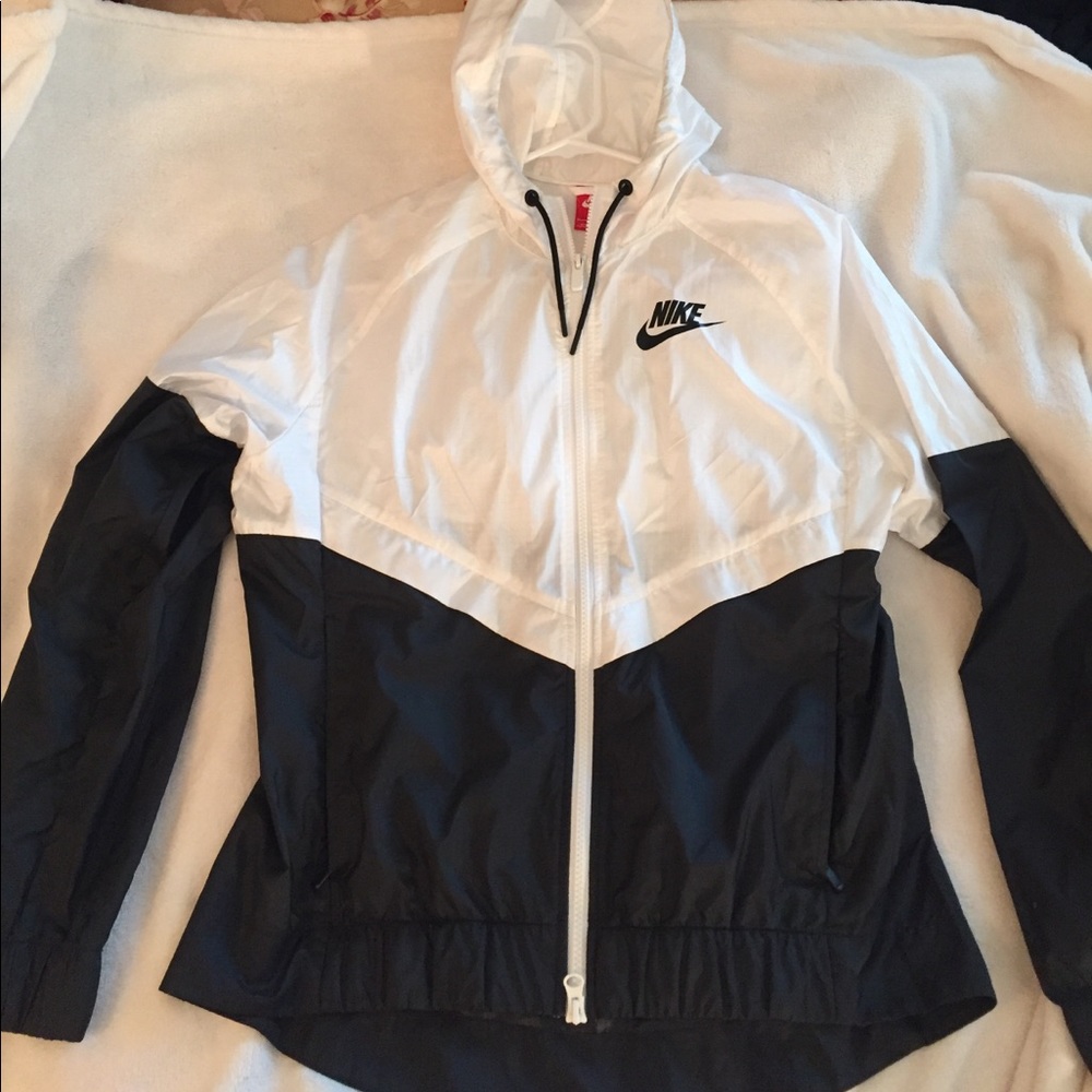 NIKE BLACK AND WHITE WINDBREAKER SIZE M